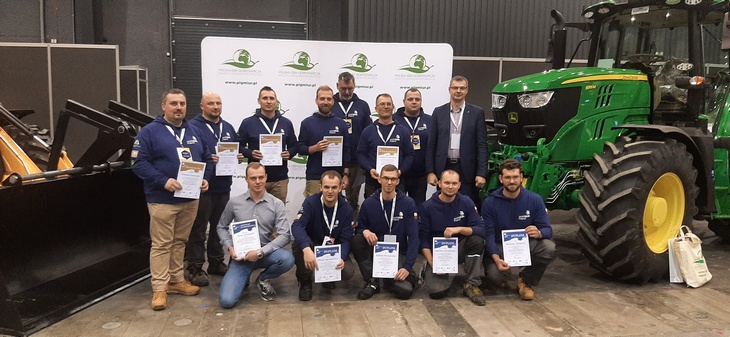 SkillaPoland 2023 John Deere JCB 2 Rafał Piechaczek zwycięzcą SkillsPoland w konkurencji mechanika pojazdów rolniczych i budowlanych