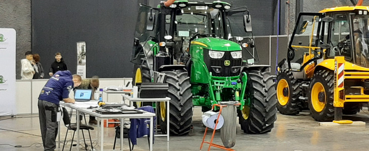 SkillaPoland 2023 John Deere JCB Nadjeżdża JCB Fastrac serii 4000