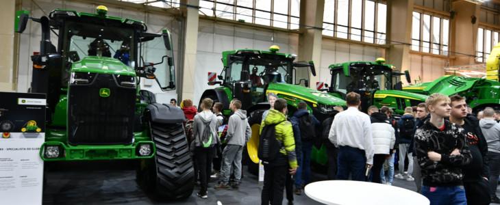 Polagra Premiery 2023 John Deere foto Uprawa i siew pszenicy 2018. W polu John Deere 6195M i 8230 + Amazone AD403