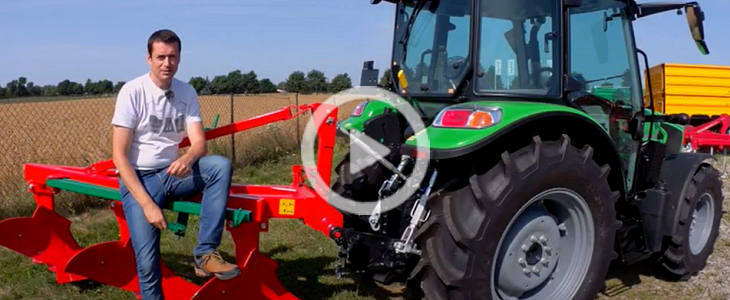 Deutz Fahr podnosnik EasyLift 2023 film Orka na 28 skib 2017. W polu ciągniki John Deere 7290R, 7310R, 8260R   FOTO