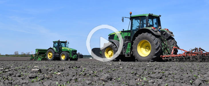 John Deere 2x siew groszku Spichlerz Jaskoly 2023 film John Deere 8400R i 6155M + Horsch Tiger i Pronto   bezorkowy siew pszenicy