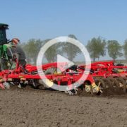 Vaderstad bezorkowa uprawa kukurydza 2023 film 180x180 Nowe pojazdy Gator XUV do pracy przy dużych obciążeniach