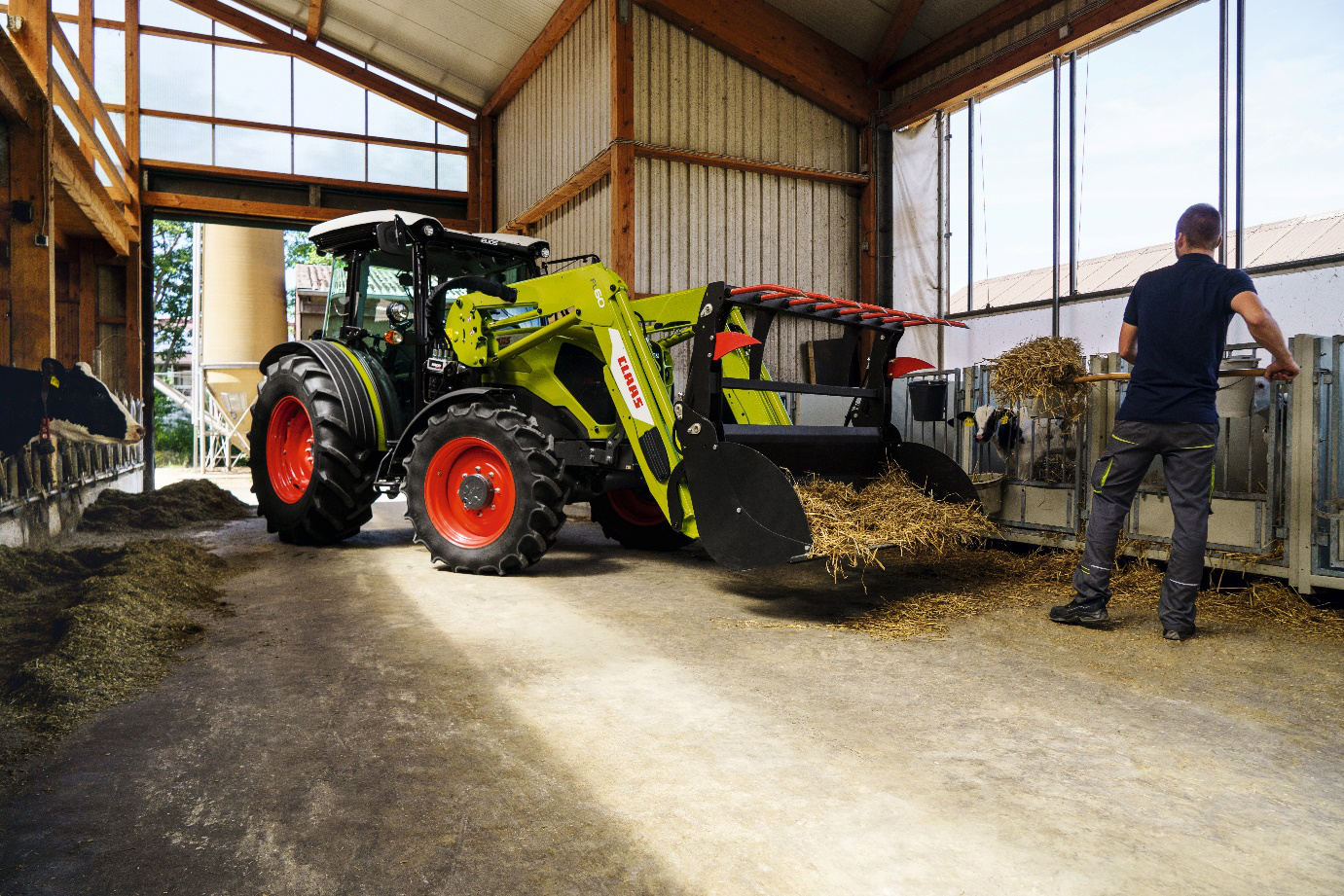 Claas ELIOS 200 ELIOS 300 AXOS 200 1 CLAAS prezentuje trzy nowe serie ciągników kompaktowych: ELIOS 200, ELIOS 300 i AXOS 200