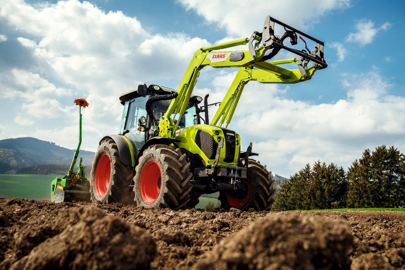 Claas ELIOS 200 ELIOS 300 AXOS 200 3 CLAAS prezentuje trzy nowe serie ciągników kompaktowych: ELIOS 200, ELIOS 300 i AXOS 200