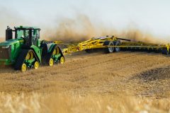 John Deere 9RX Bednar rekord uprawy 2023 240x160 Co przygotowuje John Deere na Agro Show 2016?