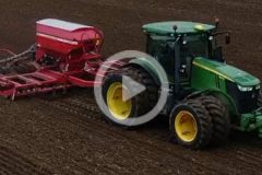 John Deere 7R Horsch Pronto rzepak 2023 film 2 240x160 John Deere 7310R na bliźniakach   wiosenna uprawa w HZiNR Polanowice   VIDEO