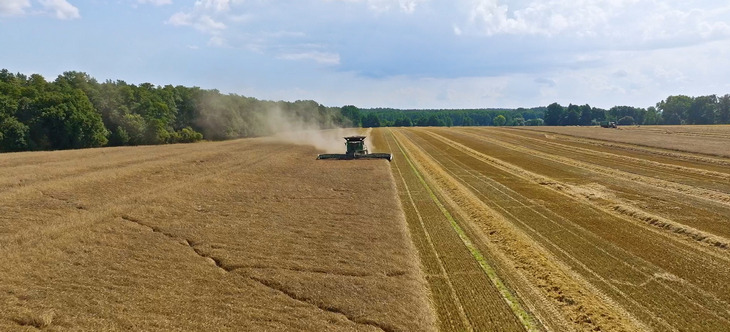 John Deere X Zniwa coraz bardziej wymagajace Technologia Żniwa coraz bardziej wymagające. Technologia John Deere wychodzi naprzeciw