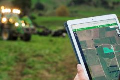 John Deere w premierowej publikacji dotyczacej ESG w strategii komunikacji firm 240x160 Jak utrzymać odpowiednią temperaturę w budynku inwentarskim?