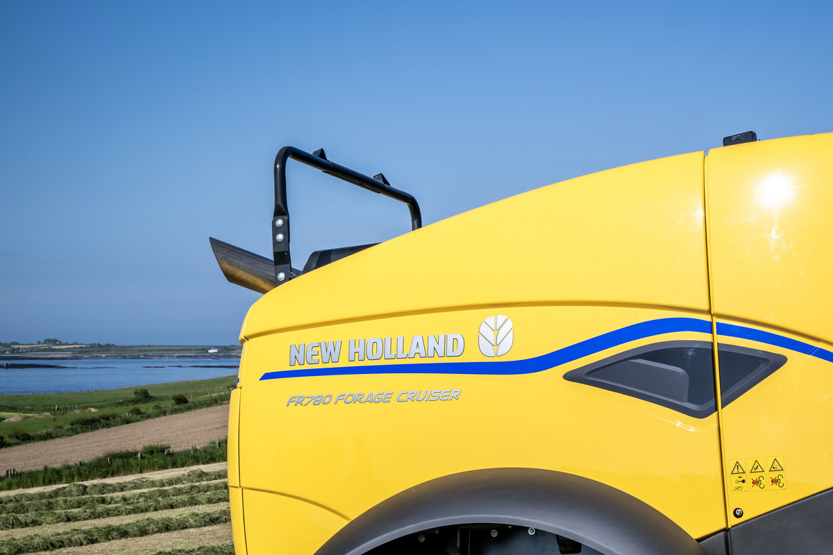 New Holland FR 780 StageV 23 3 Zmodernizowane sieczkarnie New Holland FR i nowy podbieracz do trawy UltraFeed