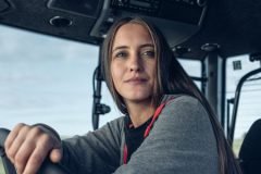 Valtra aplikacja oszczednosc paliwa kobieta operator 240x160 CLAAS rozszerza możliwości CEMOS dla ciągników