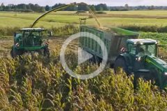 John Deere 9500i sieczkarnia opinia rolnika 2023 film 240x160 Dlaczego rolnicy wybierają coraz większe maszyny do zbioru zielonki?