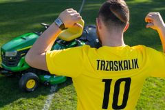 John Deere Mistrz Trawnikow zwyciesca konkursu 2023 240x160 Wapnowanie ? podstawa dobrej gleby