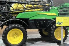 John Deere 300M opryskiwacz 240x160 John Deere wprowadza nowy standard sterowania bezkontaktowego między ciągnikiem a opryskiwaczem zaczepianym