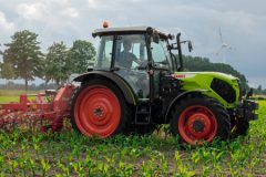 Claas uprawy specjalistyczne 240x160 CLAAS prezentuje trzy nowe serie ciągników kompaktowych: ELIOS 200, ELIOS 300 i AXOS 200