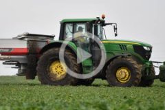 John Deere 6M Kverneland nawozy 2024 film 240x160 Claas Axion 920 i New Holland T8020 w uprawie przedsiewnej w RZD Minikowo (VIDEO)