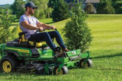 John Deere kosiarka trawnik 240x160 Praca w ogrodzie: Jak dobrać odpowiednią kosiarkę i zostać mistrzem trawników?