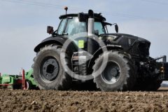 Deutz Fahr 8280 TTV Warrior 2024 film 240x160 New Holland T6.165 + Bogballe M Line Plus – wiosenne nawozy w GR Górscy