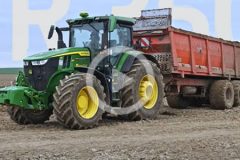John Deere 7R 350 demo dlugoterminowe film 240x160 Straddle Tractor Concept ? innowacyjny ciągnik do wąskich winnic marki New Holland