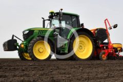 John Deere 6M Vaderstad Tempo siew burakow 2024 film 240x160 Unikatowa Valtra A73 w siewie buraków 2024
