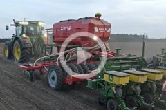 John Deere 8370R Agro Masz rolnictwo 4 0 kukurydza 2024 film 240x160 Firma AGRO MASZ dołącza do programu My Inner Strenx