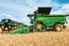 John Deere sezon zniwny 2024 240x160 Dlaczego warto odwiedzić fabrykę przed inwestycją w maszynę rolniczą?
