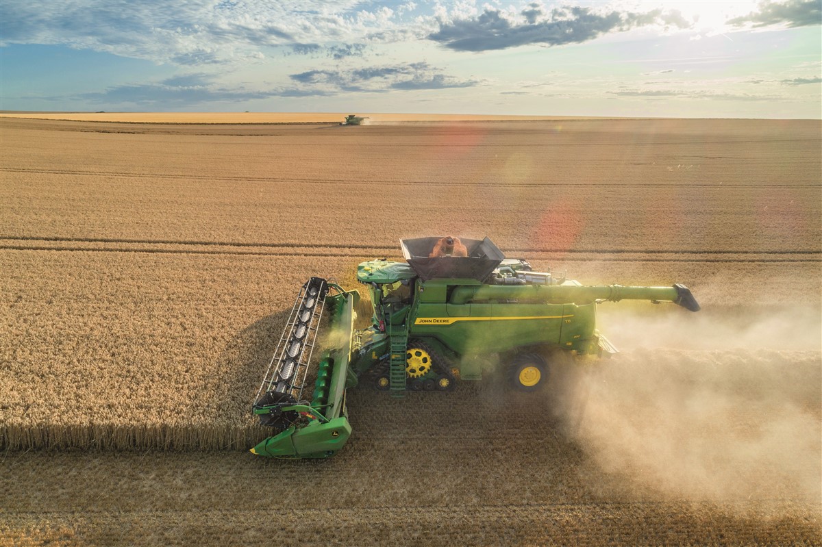 Fot 12 Informacja prasowa John Deere przedstawia nowe kombajny wytrzasaczowe T5 i T6 John Deere przedstawia nowe kombajny wytrząsaczowe T5 i T6