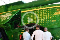 John Deere nowe kombajny cyfrowe 2024 film 240x160 Ograniczanie strat z magazynowania zboża? Ten proces rozpoczyna się na polu