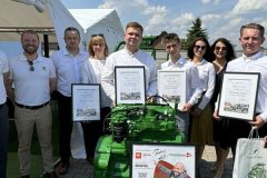 Mlodzi mechanicy poznaja silnik John Deere 240x160 Zbiór kukurydzy na kiszonkę 2016 w pełni ? VIDEO