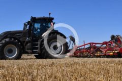 Valtra Q305 Vaderstad Carrier XL BioDrill 2024 film 2 240x160 Valtra Q305 i Vaderstad TopDown E Services ? Rolnictwo 4.0 w maszynach uprawowych