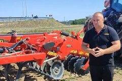 Valtra Q305 Vaderstad TopDown Rolnictwo 4 0 2024 film 2 1 240x160 Rolnictwo 4.0 w uprawie warzyw ? 2x Claas Arion 430 i siewniki Monosem w siewie cebuli