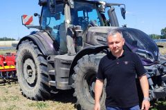 Valtra Q305 Vaderstad TopDown Rolnictwo 4 0 2024 film 240x160 Väderstad Tempo   rekord w siewie słonecznika