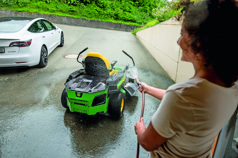 John Deere kosiarke Z370R Electric John Deere przedstawia zupełnie nową kosiarkę Z370R Electric ZTrak™