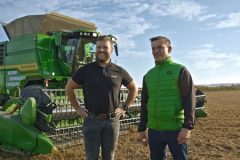 John Deere Uprawa soi przy wsparciu technologii 240x160 Kukurydziane żniwa z John Deere na Kujawach   VIDEO