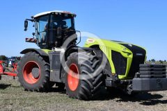 Claas Xerion 5000 VC tylem do przodu film 2025 240x160 CLAAS XERION 5000 Trac VC na torze wyścigowym Nürburgring
