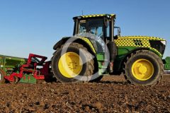 John Deere 6155M siew groch film 2025 240x160 Kukurydza z John Deere W650 + ciągniki 8230, 6195M, 6155M, 6930   VIDEO