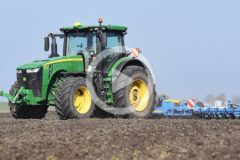 John Deere 8400R Farmet Verso film 2025 240x160 John Deere 8400R + Kverneland PW   orka z AutoTrac w oparciu o sygnał SF3   VIDEO