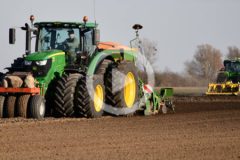 John Deere 6R 7R siew Lewandowscy film 2025 240x160 John Deere opracowuje silnik na etanol ? zapowiedź targów AGRITECHNICA 2023