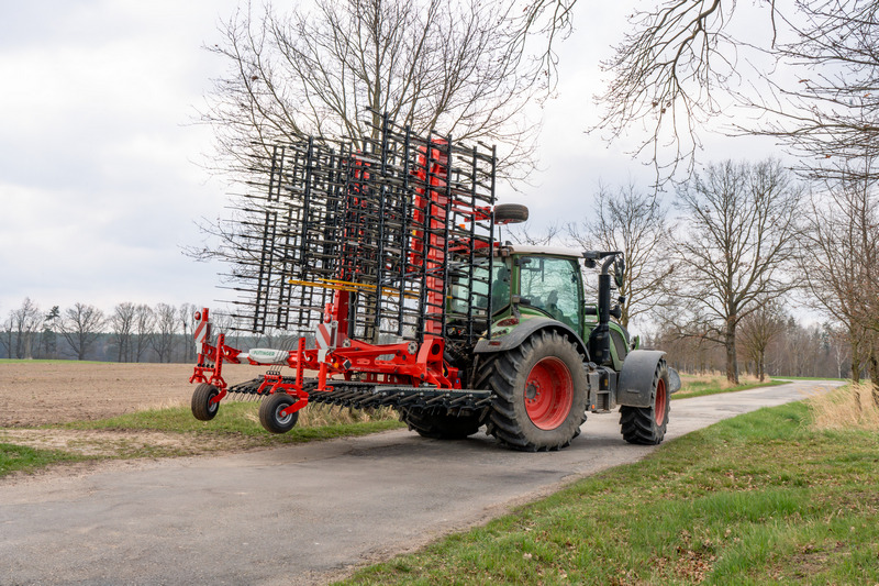 Pottinger TINECARE V 12050 MASTER 2 Pöttinger TINECARE V 12050 MASTER   Precyzyjna brona pieląca do mechanicznego zwalczania chwastów