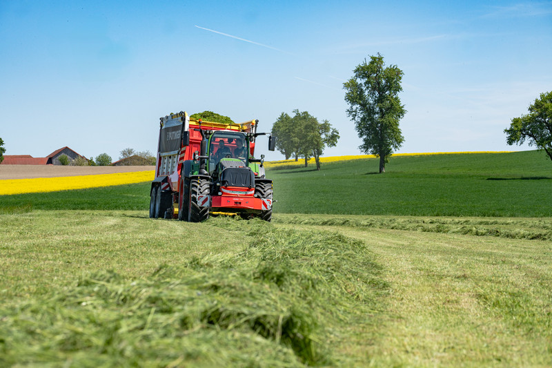 Pottinger LIQUIDO F 3000 2 Nowości Pöttinger   wszechstronny zbiornik na środek do zakiszania LIQUIDO F