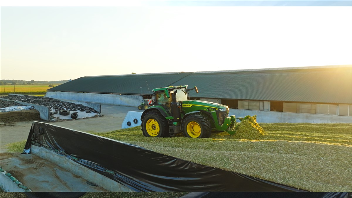 Fot 9 Informacja prasowa Produkcja mleka na Podlasiu Produkcja mleka na Podlasiu: kiszonka z kukurydzy i flota John Deere w gospodarstwie Zakrzewskich