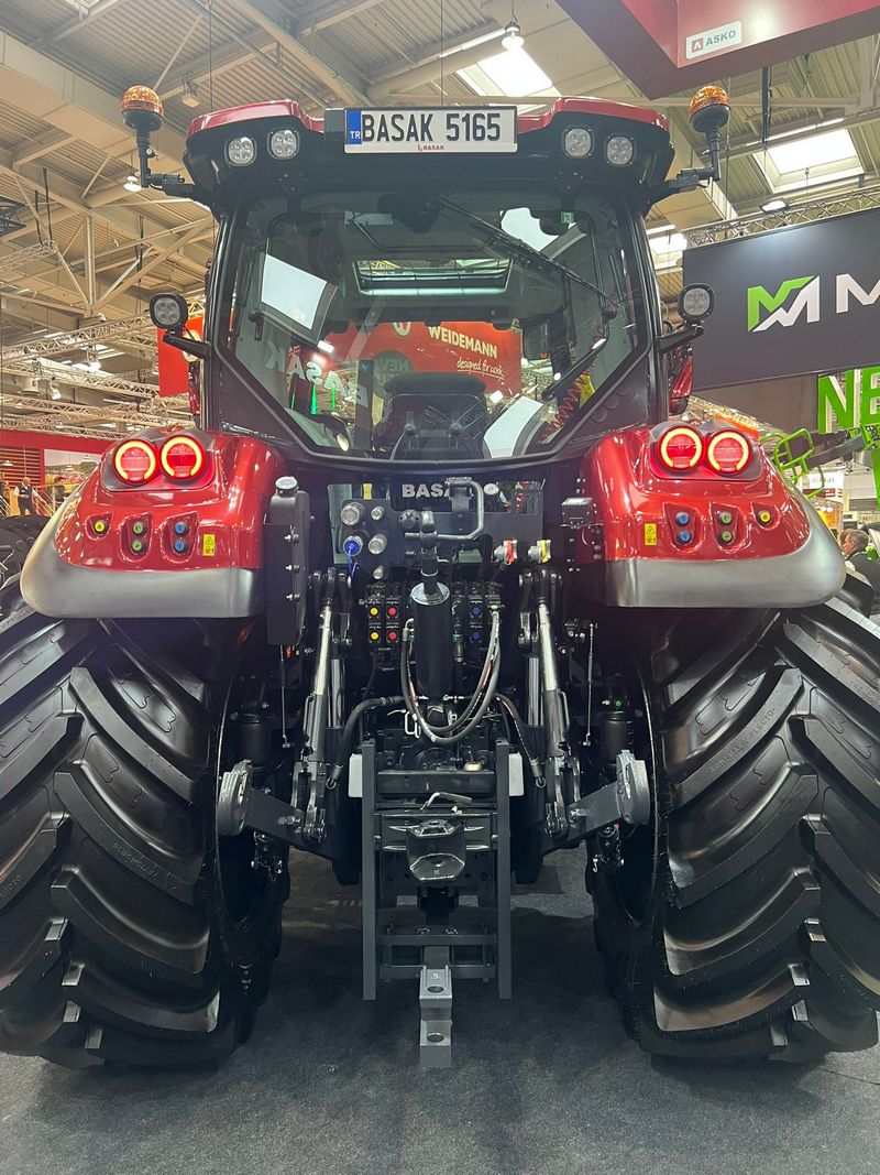 %name Basak Traktor na Agritechnice 2025   nowe modele na czele z sześciocylindrowym 5165 Red Power