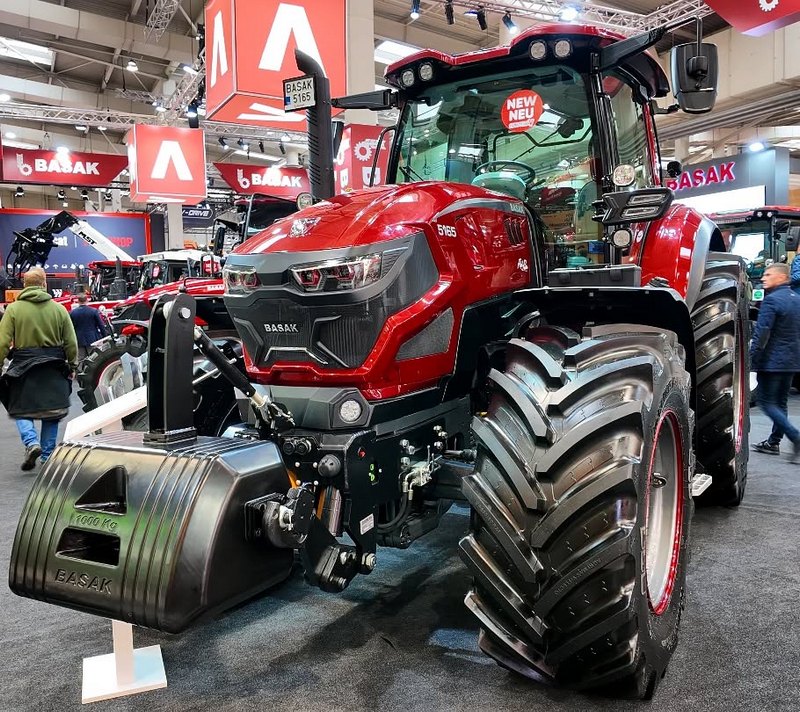 %name Basak Traktor na Agritechnice 2025   nowe modele na czele z sześciocylindrowym 5165 Red Power