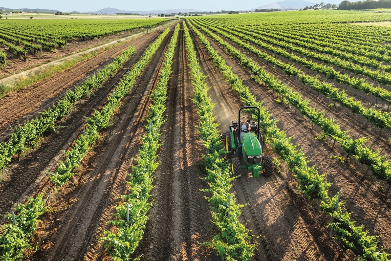 John Deere wprowadza nową serię ciągników 5EN: Kompaktowa moc dla upraw specjalistycznych John Deere wprowadza nowa serie ciagnikow 5EN 1 John Deere wprowadza nową serię ciągników 5EN: Kompaktowa moc dla upraw specjalistycznych