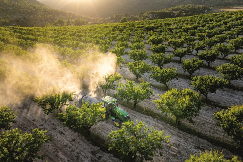 John Deere wprowadza nową serię ciągników 5EN: Kompaktowa moc dla upraw specjalistycznych John Deere wprowadza nowa serie ciagnikow 5EN 3 John Deere wprowadza nową serię ciągników 5EN: Kompaktowa moc dla upraw specjalistycznych