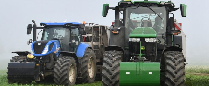 John_Deere_New_Holland-2