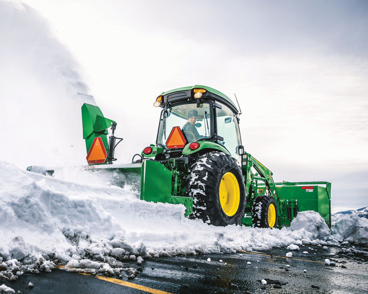 John Deere Pomocnik naprawde od wszystkiego 2 Wszechstronny pomocnik. Poznaj kompaktowy ciągnik John Deere