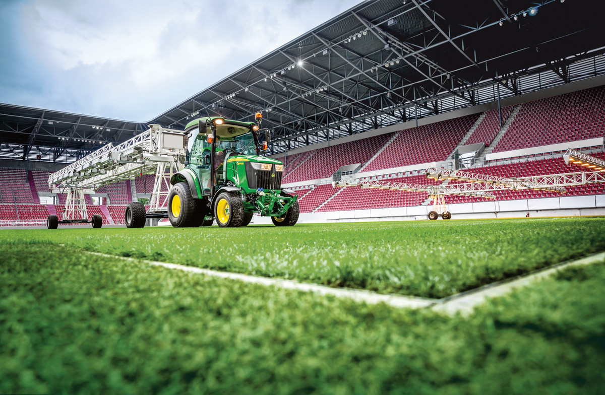 John Deere Pomocnik naprawde od wszystkiego 4 Wszechstronny pomocnik. Poznaj kompaktowy ciągnik John Deere