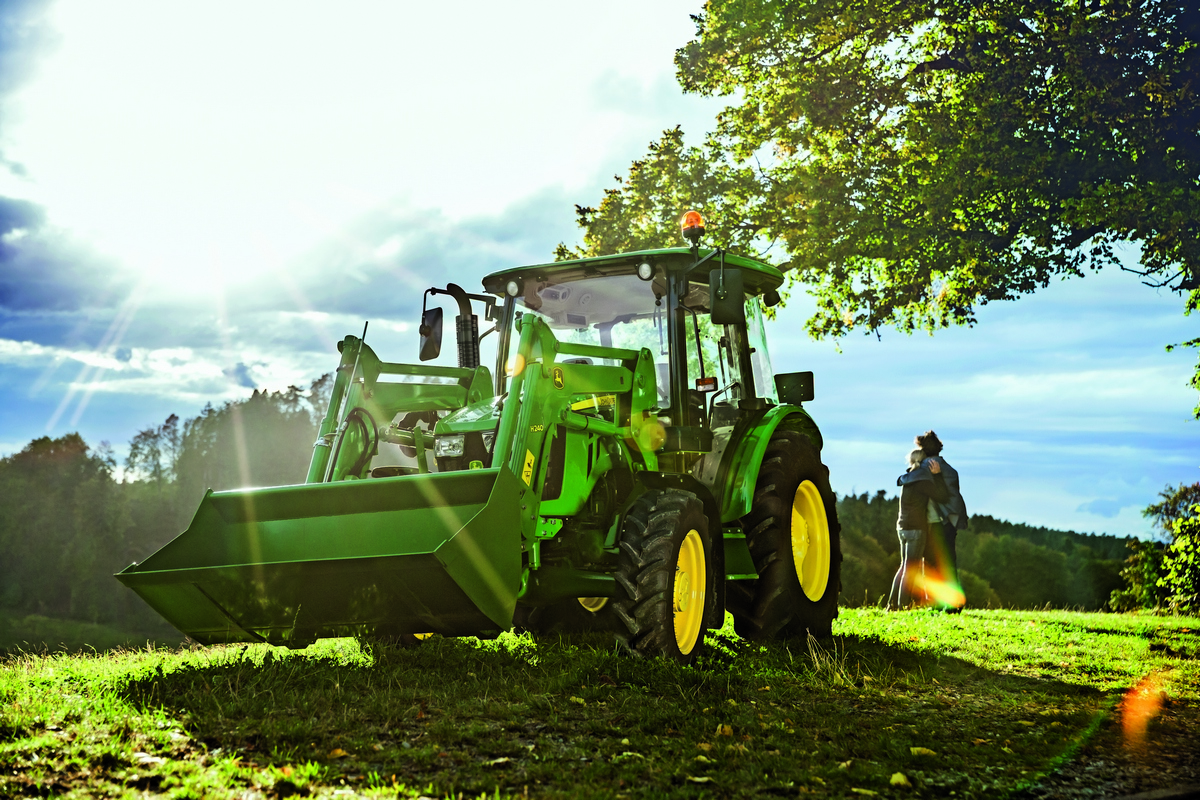 John Deere Fot 1 Informacja prasowa Ciagniki z serii 5E Seria 5E od John Deere dla profesjonalistów i hobbystów