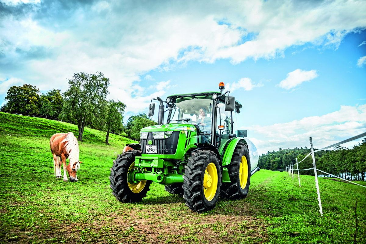 John Deere Fot 3 Informacja prasowa Ciagniki z serii 5E Seria 5E od John Deere dla profesjonalistów i hobbystów