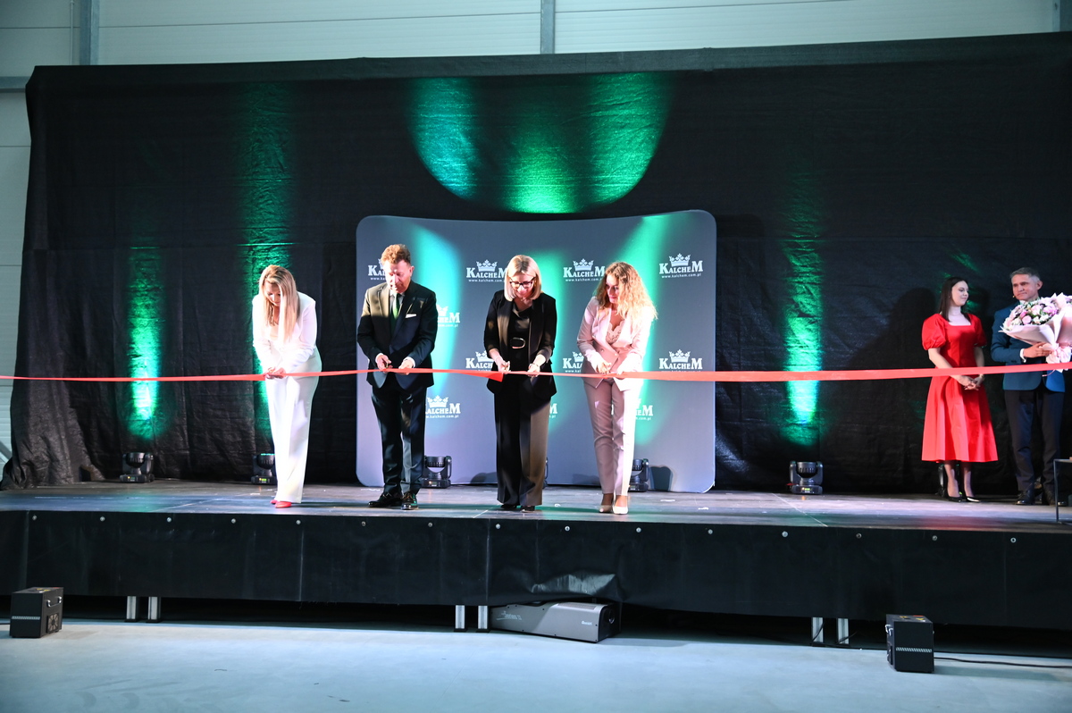 Kalchem Przeciecie wstepgi przez Waldemara Kalisze ze swoimi corkami Tu też kupisz maszyny i cześci CLAAS: Szadów Księży – nowa, piąta placówka PHZ Kalchem